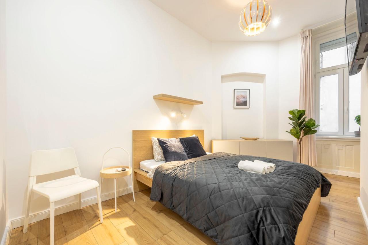 Central Grand Apartment With 5Bedrm 2Bathroom Budapest Esterno foto